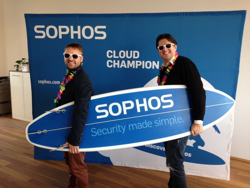 Stefan Lindner (Leiter Rechenzentrum, l.) und Volker Schütz, (Consultant) nahmen die Sophos-Trophäe für EDV BG entgegen. (Bild: Sophos)