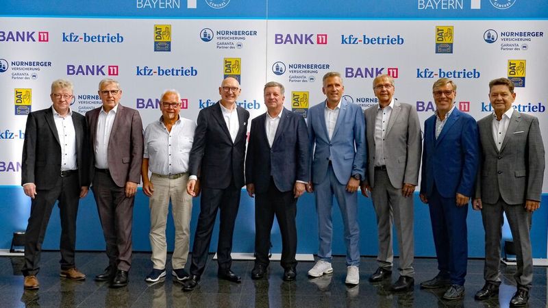 Der Präsident, seine Obermeister und der Verkehrsminister (v.l.): Hans Maier (2. OM Niederbayern), Vizepräsident Johann Bader (OM München Oberbayern), Manfred George (stellv. Vorsitzender Fachverband Tankstelle), Präsident Günter Friedl, Verkehrsminister Christian Bernreiter, Roland Hoier (OM Unterfranken), Vizepräsident Karl-Heinz Breitschwert (OM Innung Mittelfranken), Vizepräsident Rudolf Angerer (Vorsitzender Innung Regensburg-Kreis Kelheim) und Alois Huber (OM Innung Schwaben). (Bild: Holger Zietz - VCG)