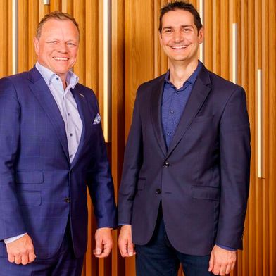 Erfolgreiche Partnerschaft mündet in neuem Auftrag für elektrofizierten Pickup: Thomas Stierle, Vorstand E-Mobility von Schaeffler (links) und Hassane El-Khoury, Vorstand von onsemi. (Bild: Schaeffler)