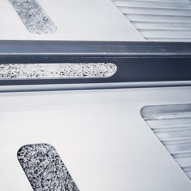 Die spezielle Materialstruktur des Gehäuses besteht aus zwei festen Aluminiumblechen, die einen inneren Kern aus Aluminiumschaum umschließen. (Bild: Fraunhofer IWU)