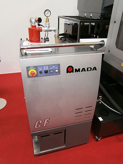 Amada sorgt jetzt auch für eine verbesserte Filtertechnik für das Schleiföl, weg vom Vlies. Hier das Gerät dazu mit Namen CF. (Bild: Königsreuther)