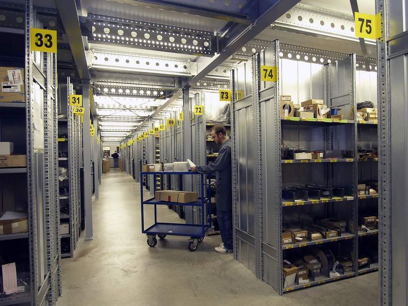 Dank Warenwirtschaftssystem ist das Lager immer gut bestückt. (Archiv: Vogel Business Media)