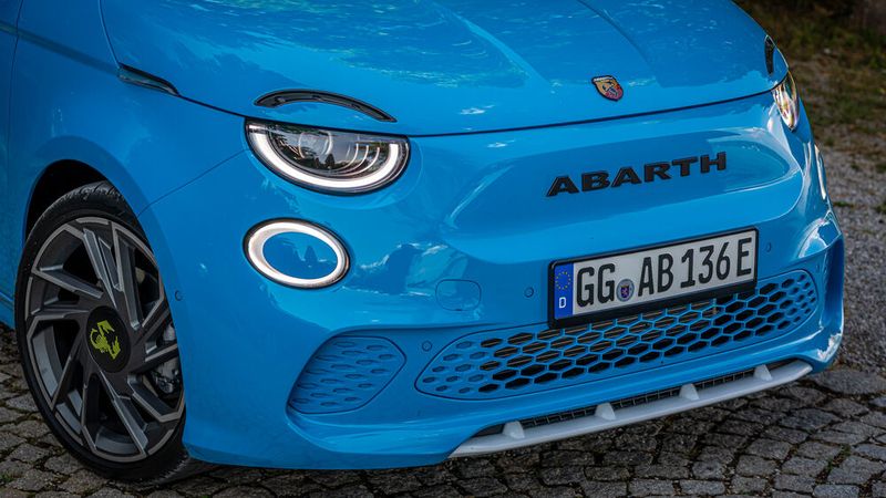 Der strengere Blick als beim Fiat 500e ist beabsichtigt. (Bild: FCA/Abarth)