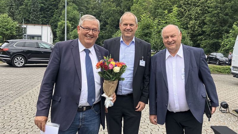 Kamen mit Glückwünschen und Blumen: (v. l.) Karl-Heinz Bley, Präsident des Kfz-Gewerbes Niedersachsen, Fritz Güntzler (MdB) und Helmut Peter. (Bild: Doris Pfaff – VCG)