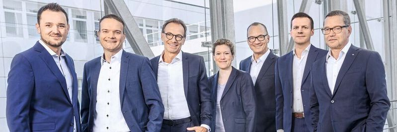 Freuen sich über ein Rekordergebnis: Die Wago Geschäftsführung (v. l.) Yannick Weber (COO), Dr. Karsten Stoll (CTO Interconnection), Jürgen Schäfer (CSO), Kathrin Fricke (CHRO), Christian Sallach (CMO/CDO), Dr. Heiner Lang (CEO) und Axel Börner (CFO). Freuen sich über ein Rekordergebnis: Die Wago Geschäftsführung (v. l.) Yannick Weber (COO), Dr. Karsten Stoll (CTO Interconnection), Jürgen Schäfer (CSO), Kathrin Fricke (CHRO), Christian Sallach (CMO/CDO), Dr. Heiner Lang (CEO) und Axel Börner (CFO).