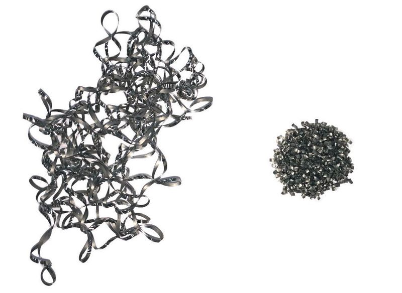 Mit dem LFV-Verfahren gehören lange Späne und Verwicklungen der Vergangenheit an. Im Bild Spänevergleich: Späne ohne (links) und mit (rechts) LFV. (Newemag)