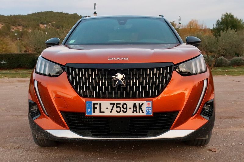Die zweite Generation des Peugeot 2008 steht in den Startlöchern.  (Simon/»kfz-betrieb«)