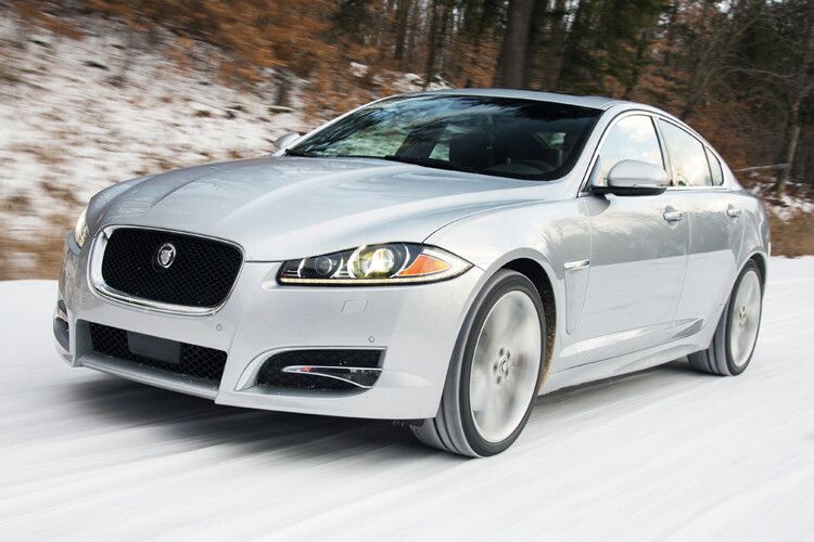 Aufpreispflichtig: Beim mindestens 57.000 Euro teuren XF liegt der AWD-Aufschlag bei 3.000 Euro und beim XJ 3.0 (ab 91.160 Euro) sind es gut 4.500 Euro. (Foto: Jaguar)