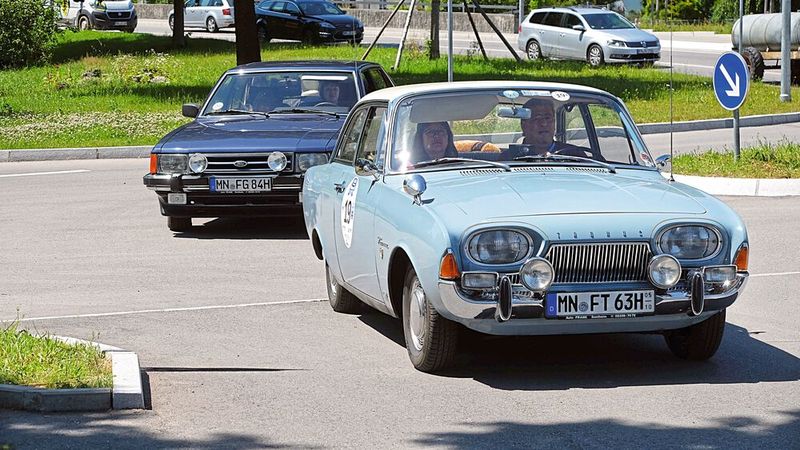 Zwei Generationen Ford: Ford Taunus 17M P3 aus dem Jahr 1963 und Ford Granada von 1984. (Bild: Zietz/»kfz-betrieb«)