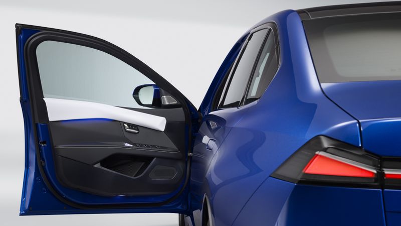 Ab sofort kann der Förderantrag für ein neues Elektroauto gestellt werden.(Bild:  BMW)