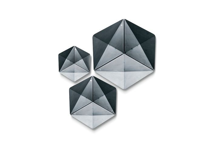 Red Dot Produktdesign 2018: Feuerschale Triple von höfats, Deutschland: Diese Feuerschale aus wetterfestem Cortenstahl ist zerlegbar und ermöglicht somit einen einfachen Transport. Drei identische, in sich facettierte Segmente können mit wenigen Handgriffen zu einer soliden Feuerschale zusammengesetzt werden. Der adaptierbare Grillrost ist stufenlos höhenverstellbar und schwenkbar. Auf der äußeren Ablagefläche finden Getränke, Speisen oder Grillgut Platz; sie kann aber auch nach innen geschwenkt werden. Die Feuerschale ist in drei unterschiedlichen Größen erhältlich. Begründung der Jury: Die Gestaltung von Triple vereint einen raffinierten Aufbau mit einer puristischen Linienführung. Hochwertiger Stahl trägt zum einprägsamen Gesamtbild bei.  (Bild: Red Dot/höfats)