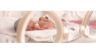 Die Medikation von Frühchen ist sehr sensitiv und aufwändig. Deshalb haben sich die Ärzte Gedanken gemacht, wie diese Versorgung von Neugeborenen sicherer und schonender gestaltet werden kann. (©ondrooo - stock.adobe.com)