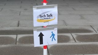 Richtung klar vorgegeben: Der Weg zum 12. Tech Talk der Virtuellen Fabrik fanden viele Interessierte. (Bild: Virtuelle Fabrik)