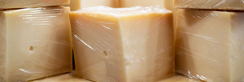 Polymermaterialien, aus denen beispielsweise Verpackungen für Käse hergestellt werden, können den Geruch des verpackten Guts annehmen. Solche Geruchsbelastungen limitieren die Recyclingchance der Altkunststoffe. Polymermaterialien, aus denen beispielsweise Verpackungen für Käse hergestellt werden, können den Geruch des verpackten Guts annehmen. Solche Geruchsbelastungen limitieren die Recyclingchance der Altkunststoffe.
