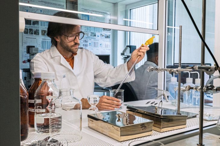 Doktorand Lars Hildebrandt beschäftigt sich im Institut für Küstenforschung mit Mikro- und Nanoplastikpartikeln in der aquatischen und marinen Umwelt. (Bild: HZG/Steffen Niemann)