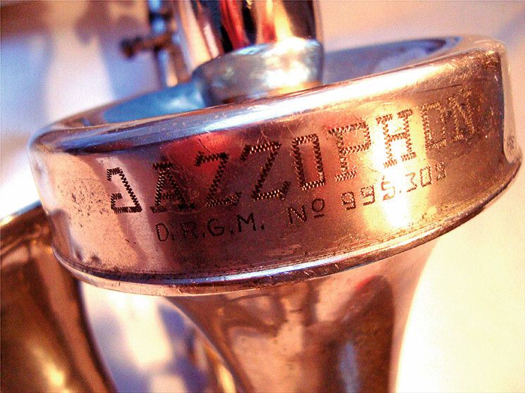Jazzophone mit eingebautem Dämpfer. (Bild: Rölz)