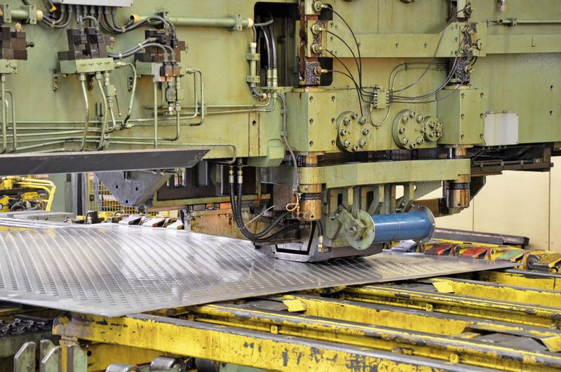 Auf der leistungsstarken Soenen-Streifenpresse lassen sich Lochbleche bis 25 mm (Normalstahl) bei einer Standardgröße von 6 m × 2 m bearbeiten. (Michel)