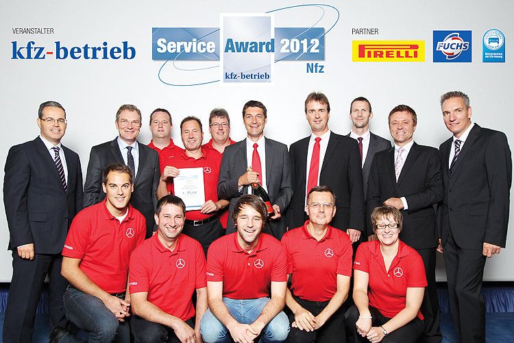 Ebenfalls große Freude herrscht bei den Mitarbeitern des Autohauses Schmolck in Emmendingen, das in der Kategorie Nutzfahrzeuge den ersten Platz belegte. (Foto: Stolz)