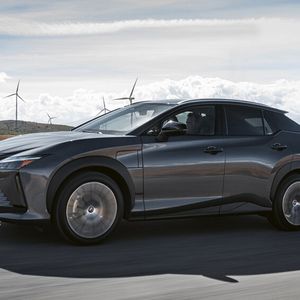 Unten im Fahrzeugboden sitzt eine Lithium-Ionen-Batterie mit 96 Zellen und sorgt dort für einen tiefen Schwerpunkt.(Bild:  Lexus)