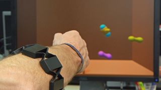 Mit einem neuen Algorithmus wollen Entwickler der Universität Bielefeld es möglich machen, dass eine Handprothese nach dem erneuten Anlegen der Elektrodenmanschette (Bild) wieder einwandfrei funktioniert.  (Universität Bielefeld)