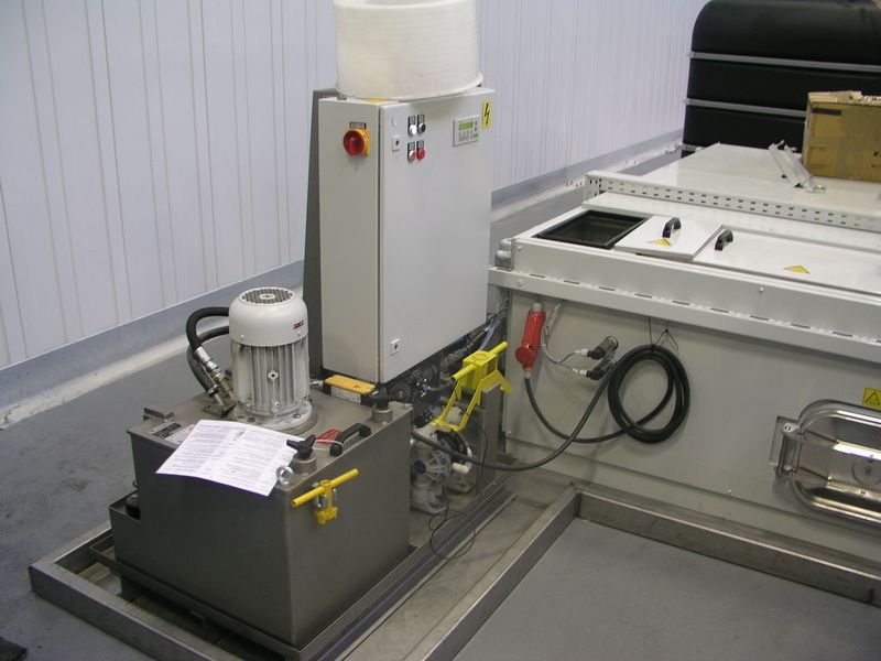 Bild 5: Um eingetragener Feinschmutz aus dem Waschbadtank zu entfernen wird die maximale Förderleistung der Waschwasserpumpe auf einen im Tank befindlichen Düsenrahmen gegeben. Dadurch werden Verunreinigungen aufgewirbelt, in die Zentrifuge gesaugt und abgeschieden. Bild: BVL Oberflächentechnik (Archiv: Vogel Business Media)