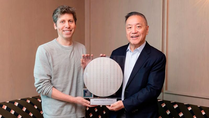OpenAI-CEO Sam Altman (links) und Broadcom-Chef Hock Tan (rechts) bei der gemeinsamen Vorstellung des gemeinsam entwickelten KI-Chips.(Bild:  OpenAI)