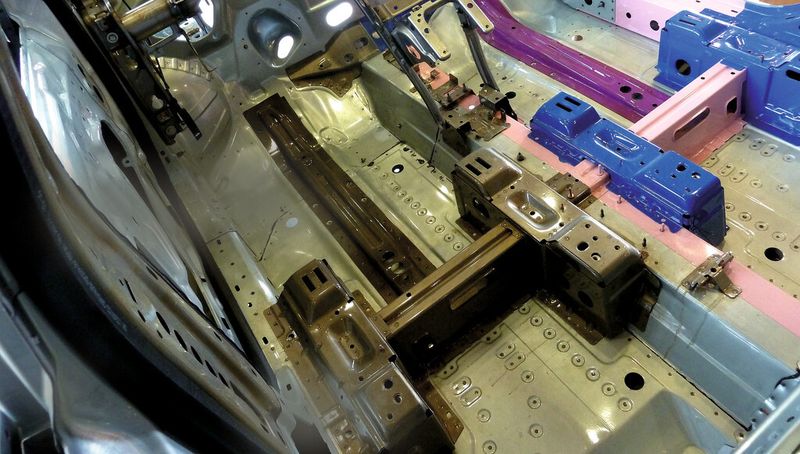 Die Presse mit entsprechender Automation kannn mehrere Lagen vom Coil „aufeinanderlegen“, anschließend die Bauteile stanzen und sie toleranzgerecht umbördeln. (Bild: Kuhn)