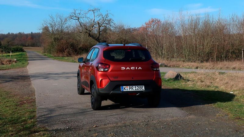 Das Heck trägt den neuen Dacia-Schriftzug. (Bild: Simon – VCG)
