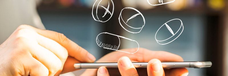 Mithilfe einer Smartphone-App lassen sich E-Rezepte mit der elektronsichen Gesundheitskarte auch in dafür zugelassenen Online-Apotheken einlösen.(Bild:  vegefox.com – stock.adobe.com)