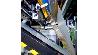 Der innovative Leichtbauwerkstoff lässt sich – ähnlich wie konventionelle Stahlbleche – gut weiterverarbeiten und kalt umformen. (Bild: Thyssen-Krupp Steel Europe)