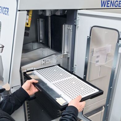 Matthias Demuth (Laser-Einrichter und Programmierer, Diener AG) demonstriert das Beladen des «Wenger WeStore». (Bild: Teltec Systems AG)
