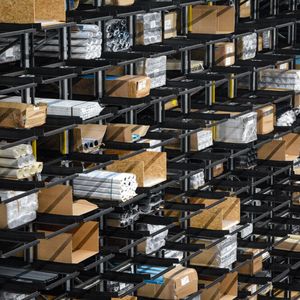 Auf der selben Fläche wie vorher können die Kasto-Lagersysteme bei TIR nun doppelt so viele Aluminiumprofile aufnehmen als bisher. Das Lagersysteme Unigrip nutzt dabei die Höhe optimal aus und passt sich flexibel an unterschiedliche Bedarfe an.(Bild:  Kasto)