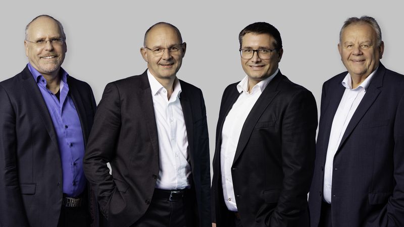 Von links: Alois Holzleitner (TTTech Digital Solutions), Dr. Hans Krattenmacher (SEW-EURODRIVE), Christoph Trappl, Hans Wimmer (beide TTTech Digital Solutions).(Bild:  SEW-Eurodrive)
