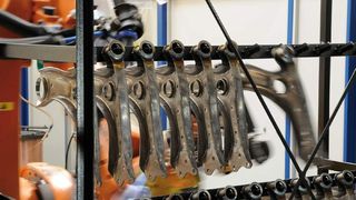 Einschalige Vorderachs-Querlenker aus hochfestem Stahl: Thyssen-Krupp Umformtechnik nutzt das Potenzial moderner Mehrphasenstähle zur Gewichts- und Kostenreduzierung im Fahrwerk. Bild: Thyssen-Krupp Umformtechnik (Archiv: Vogel Business Media)
