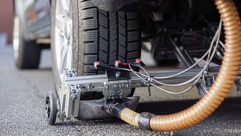 Ein Continental-Messfahrzeug sammelt mithilfe eines speziellen Staubsaugers die hinter einem angetriebenen Rad auftretenden Partikel im Realbetrieb.(Bild:  Continental)