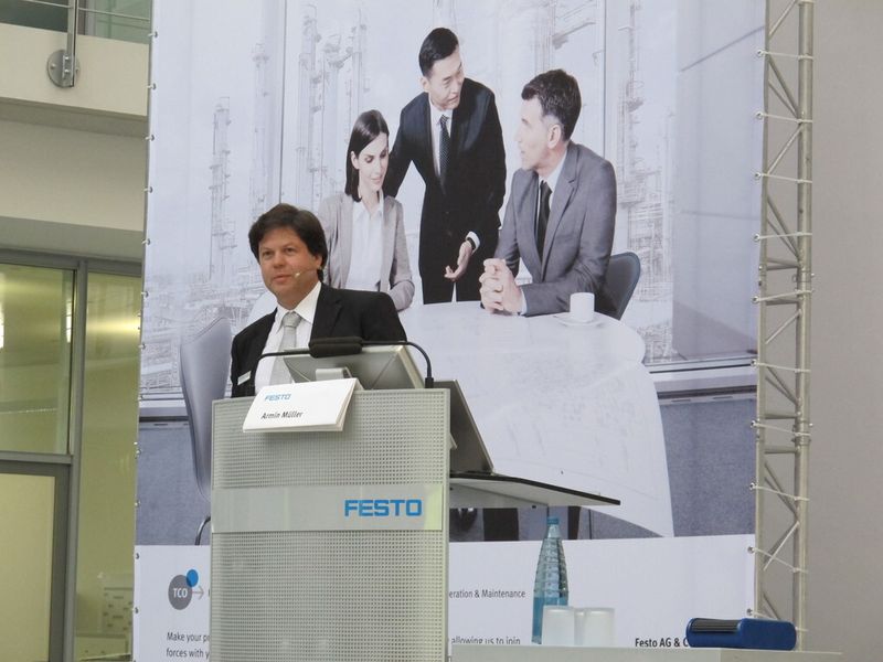 Über pneumatische Automatisierungssysteme für die Wasserbehandlung und ein Anwenderbeispiel in St. Petersburg berichtete Armin Müller (Process Application Management Water/Wastewater). (Bild: Ernhofer/PROCESS)