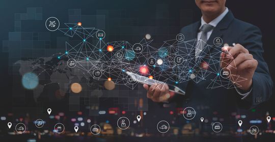 Um die Cybersecurity zu gewährleisten ist insbesondere auch die Transparenz in der gesamten Lieferkette relevant. Denn Sicherheitslücken können nicht nur durch eigene Mitarbeiter entstehen.(Bild: ©  tippapatt - stock.adobe.com)