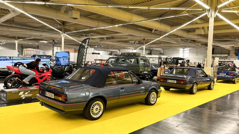 Zwei zu Cabriolets umgebaute Opel Ascona C mit nahezu gleicher Farbgebung und nahezu gleichem amtlichen Kennzeichen. Als ob der Nachbar des Besitzers nicht merken soll, dass es zwei Fahrzeuge sind. (Bild: Diehl – VCG)