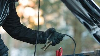 Bei modernen Fahrzeugen ganz und gar nicht trivial – die Starthilfe. Kabel mit unisolierten Klemmen solte man wegen Kurzschlussgefahr besser entsorgen! (Foto: Jari Hindström)