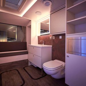 Im Badezimmer findet sich neben Waschbecken und Toilette auch eine Ambiente-Beleuchtung und eine verglaste Dusche mit hinterleuchteten Seitenwänden.(Bild:  MAN)