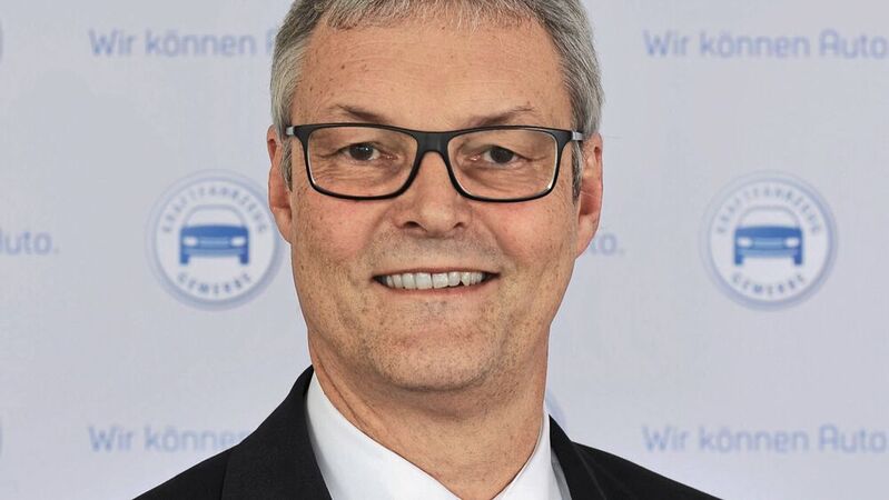 Ulrich Dilchert, Geschäftsführer der ZLW, rät Händlern, ihre auf dem Betriebsgelände abgestellten Neufahrzeuge nach den Pkw-EnVKV-Vorgaben auszuzeichnen.