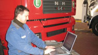 Mithilfe von modernen Mehrmarken-Diagnostestern können Nfz-Betriebe bereits zahlreiche Arbeiten an Nutzfahrzeugen ausführen. Vollständig ersetzen können die Universalgeräte die Originaltester der Fahrzeughersteller aber noch nicht.  (Foto: Dominsky)
