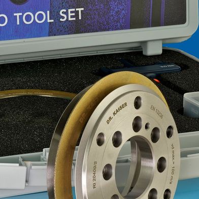 Hier blickt man auf eine Möglichkeit, mit der das Abrichten von Schleifscheiben nachhaltiger wird. Es handelt sich um das ECO-Wechselsystem von Dr. Kaiser Diamantwerkzeuge. Auf der Grindinghub 2026 wird es zu erleben sein. Vorab einige Informationen vom Aussteller ... (Bild: Dr. Kaiser Diamantwerkzeuge)