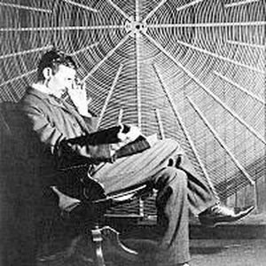 Nikola Tesla in einem Labor.(Bild:  Teslathinker / / CC0)