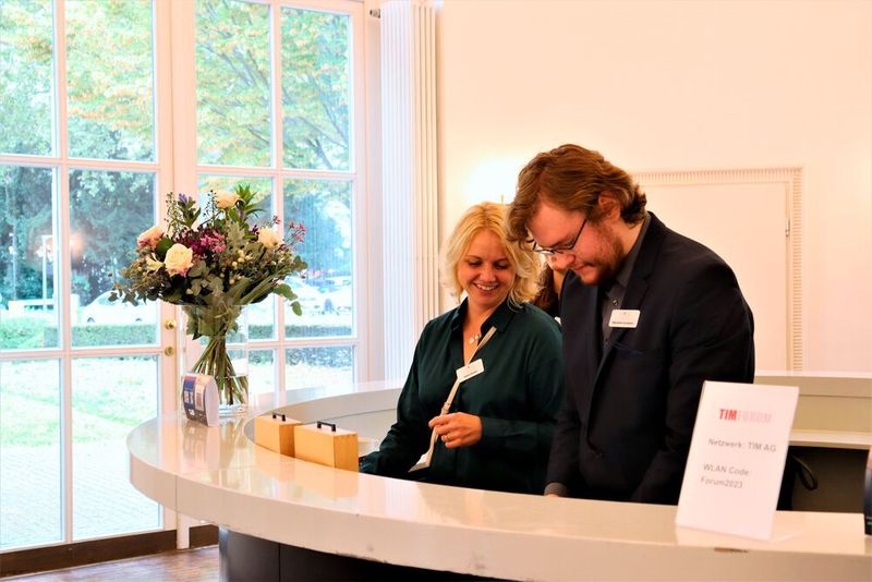 Bei der Anmeldung halfen Sabine Rocher und Maximilian Kunzmann von TIM weiter.  (Bild: TIM)