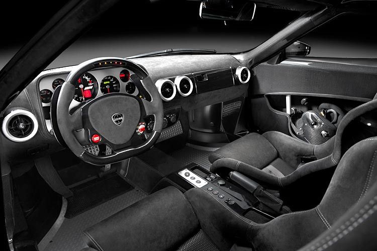 ... und des Innenraums sind in Sichtcarbon ausgeführt. Von hier herrscht der Fahrer über den Antrieb, der von Ferrari stammt. (Foto: New Stratos GbR)