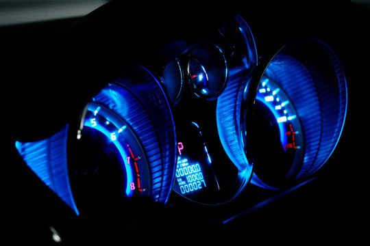 Bei Nacht: „Eisblau“ leuchtet die LED-Hintergrundbeleuchtung der Zifferblätter. (Archiv: Vogel Business Media)