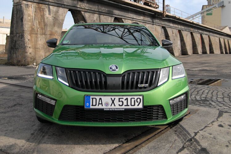 Der Skoda Octavia RS 2,0-TSI mit 169 kW / 230 PS und Sechs-Gang-Schaltgetriebe ist ab 31.590 Euro zu haben. Für unseren Testwagen mit diversen Assistenten (u.a. Spurhalte- und Spurwechsel, Müdigkeitserkennung und Fernlichtassistent) werden insgesamt 42.859,01 Euro fällig. (Sven Prawitz)