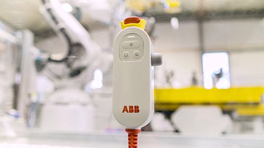 Das E-Device kombiniert die Flexibilität mobiler Endgeräte mit integrierten Sicherheitsbedienelementen gemäß ISO 10218:2025.(Bild:  ABB Robotics)