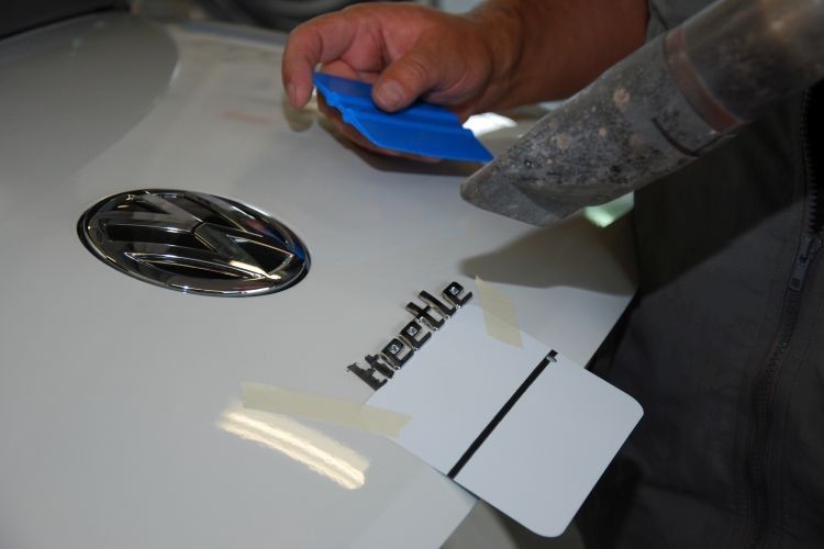 Auch kleine Kundenwünsche werden gerne erfüllt: Hier saß ein Buchstabe etwas schief. (Foto: Holz)